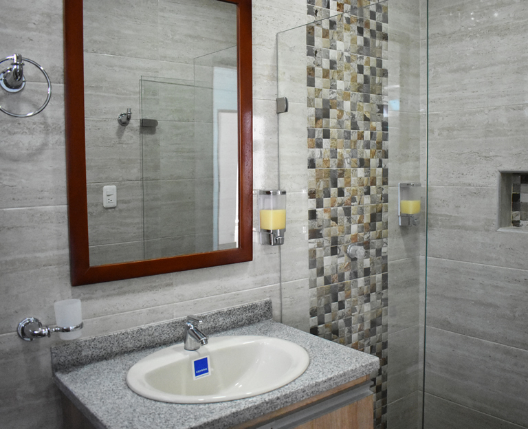 Baño Hotel Faro Azul Turbaco